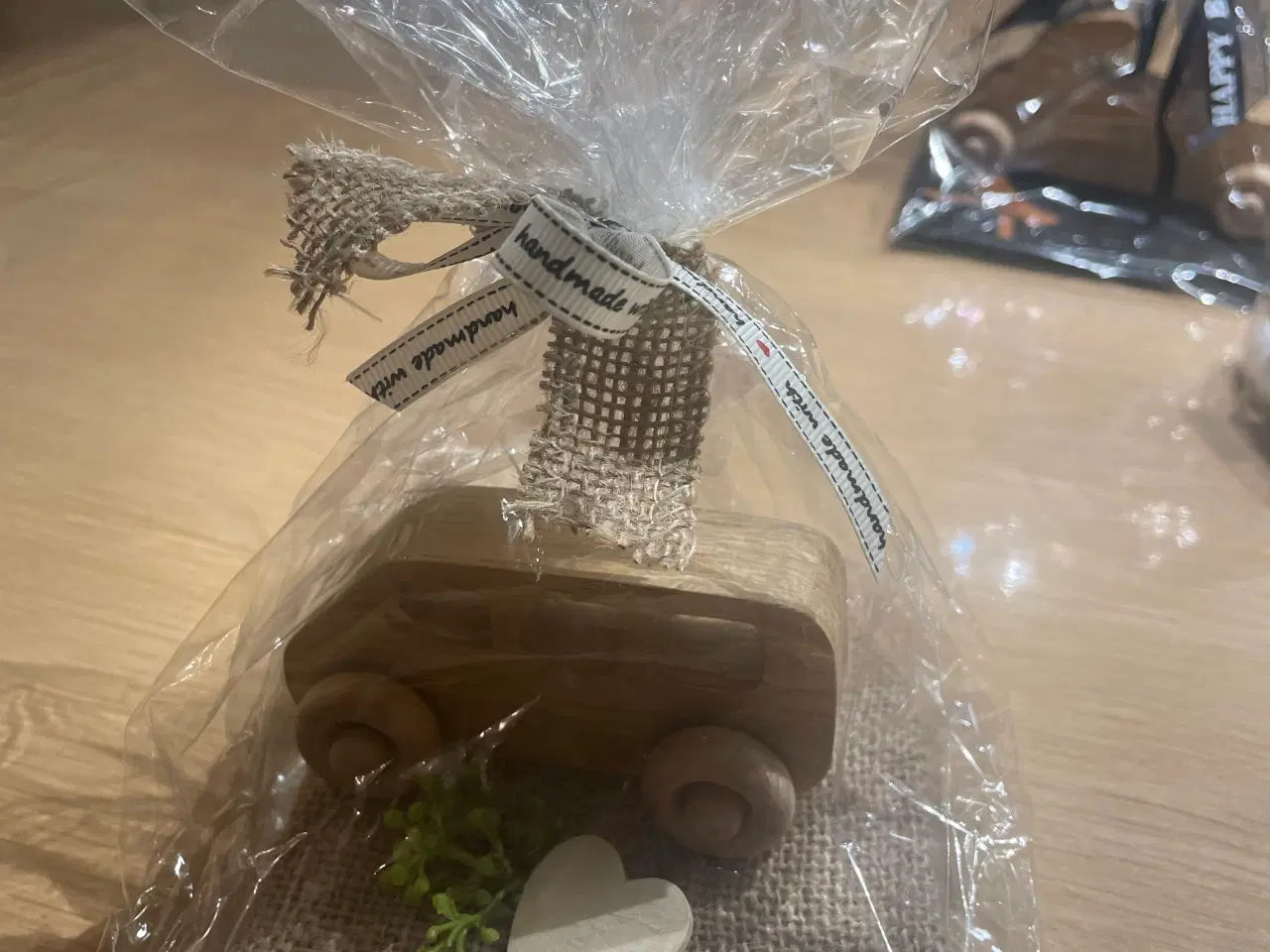 Billede 4 - Flotte håndlavede biler i træ.