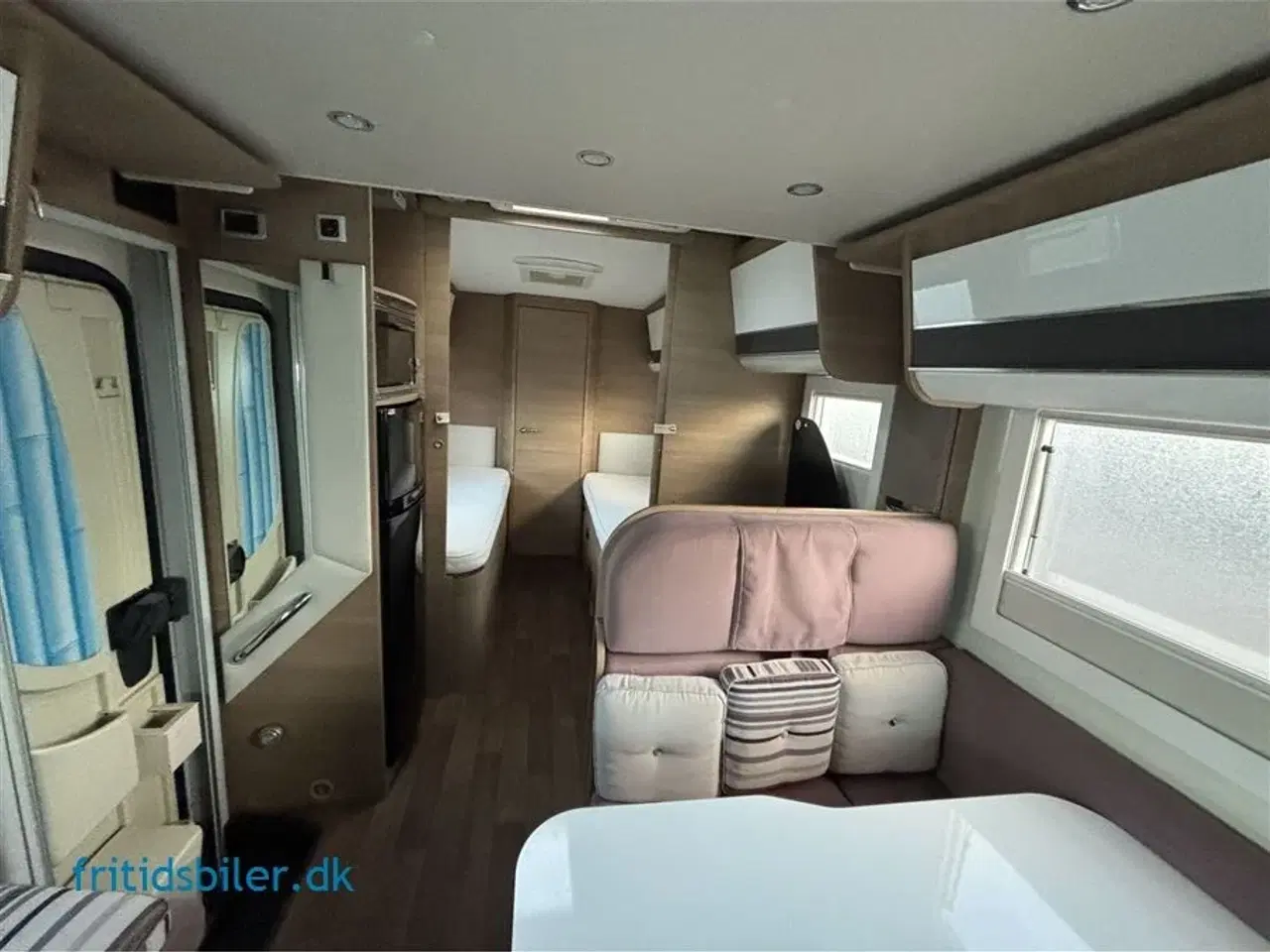 Billede 3 - 2015 - Elnagh T-Loft 531   Elnagh med 2 store langsgående senge og bad og wc bag i bilen og 5 selepladser