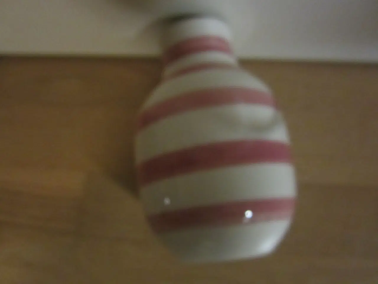 Billede 3 - Rigtig fin rød/hvid vase fra Kahler ca 14cm i højd