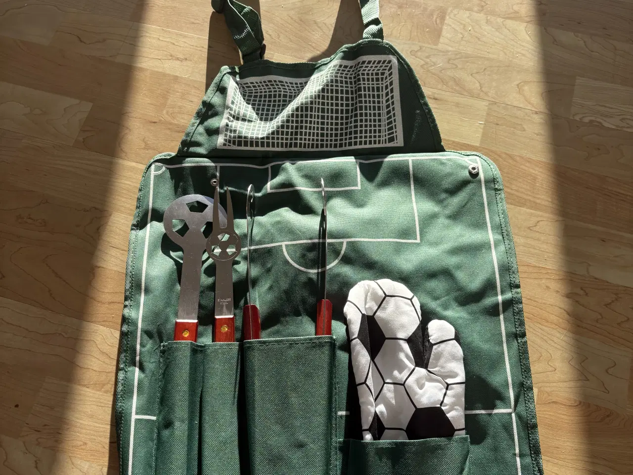 Billede 1 - Hatting grillforklæde med redskaber