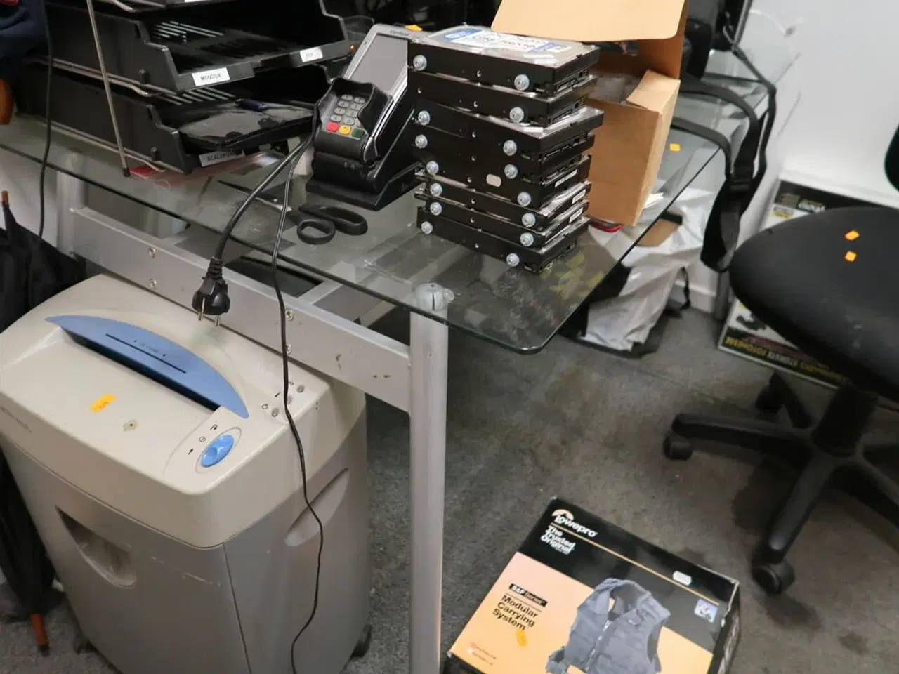 Billede 2 - Skrivebord uden indhold samt kontorstol