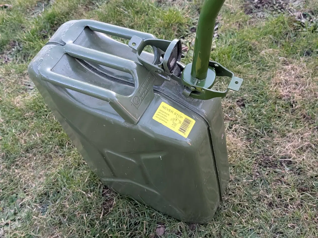 Billede 4 - Jerrycan, Benzindunk. Med hælde tud. Aldrig brugt.