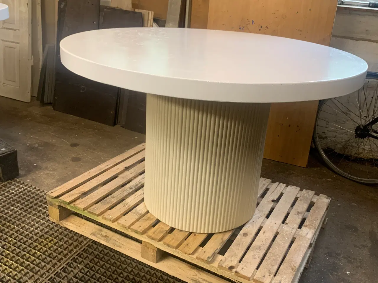Billede 2 - Havebord i fiberbeton - rund form.