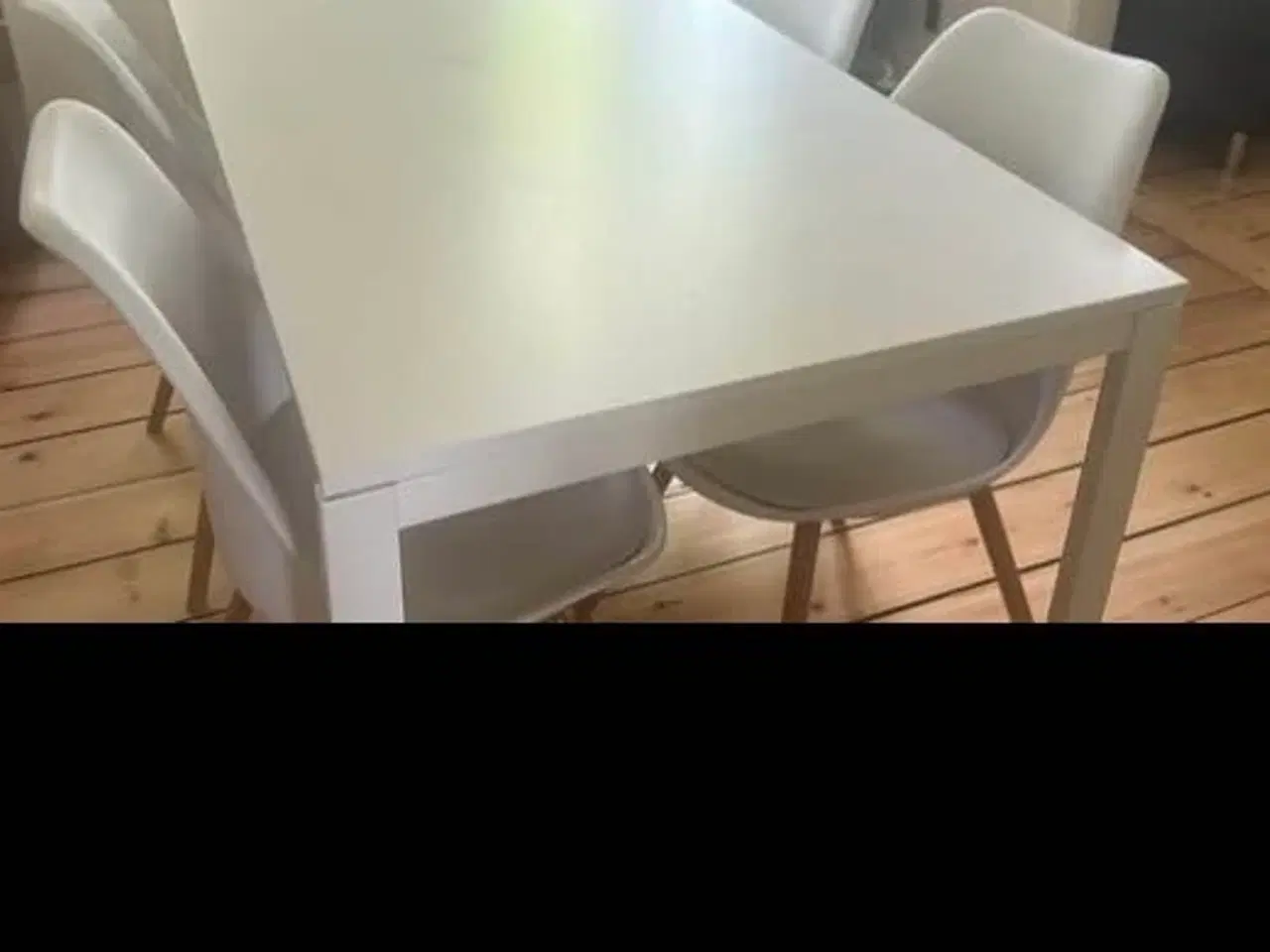 Billede 2 - Bord og 4 stole 