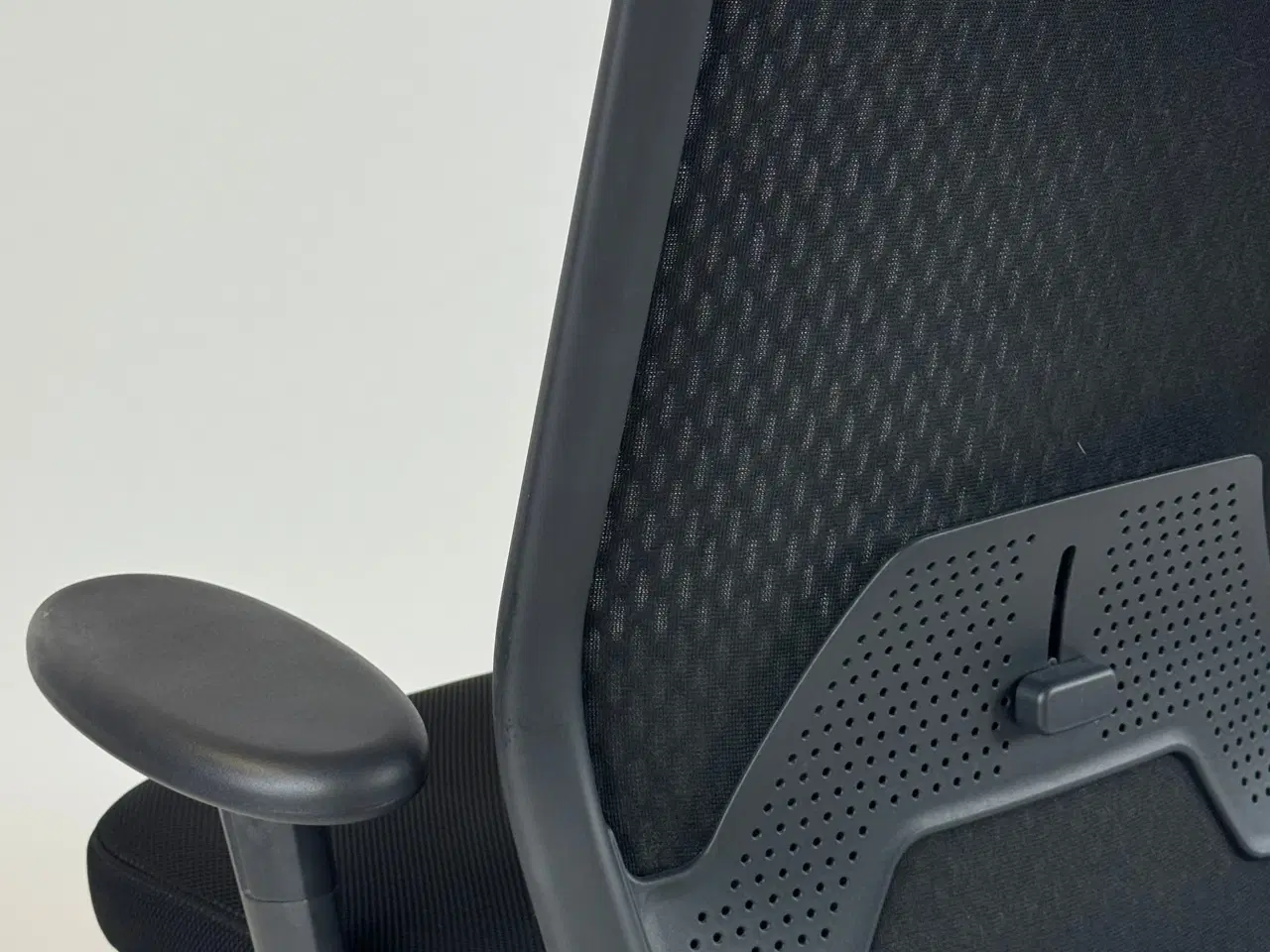 Billede 6 - Vitra ID Mesh Kontorstol – Sort m. Armlæn