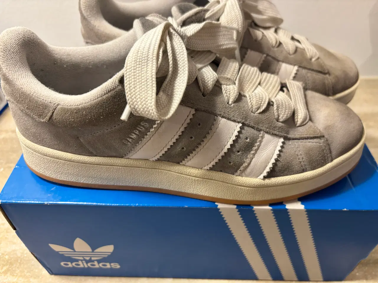 Billede 3 - Grey White Adidas Campus 00s