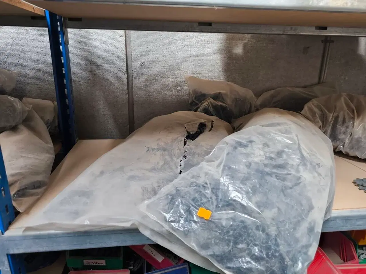 Billede 2 - Indhold på reoler