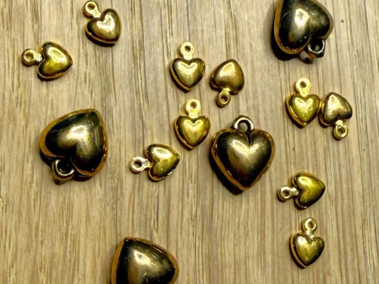 Billede 2 - 14 gyldne hjertevedhæng til din valentin :-) <3