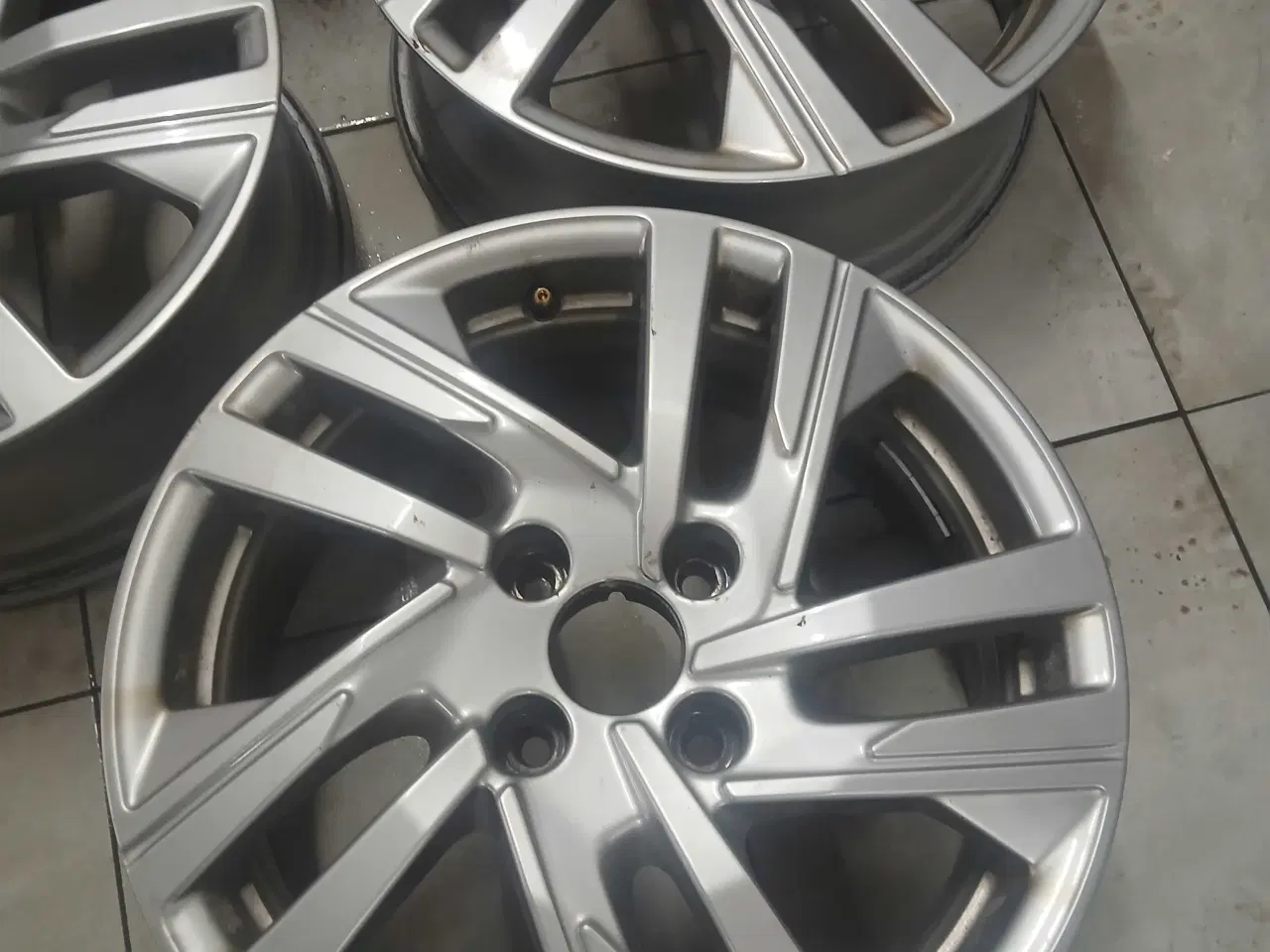 Billede 3 - Alufælge til peugoet 208