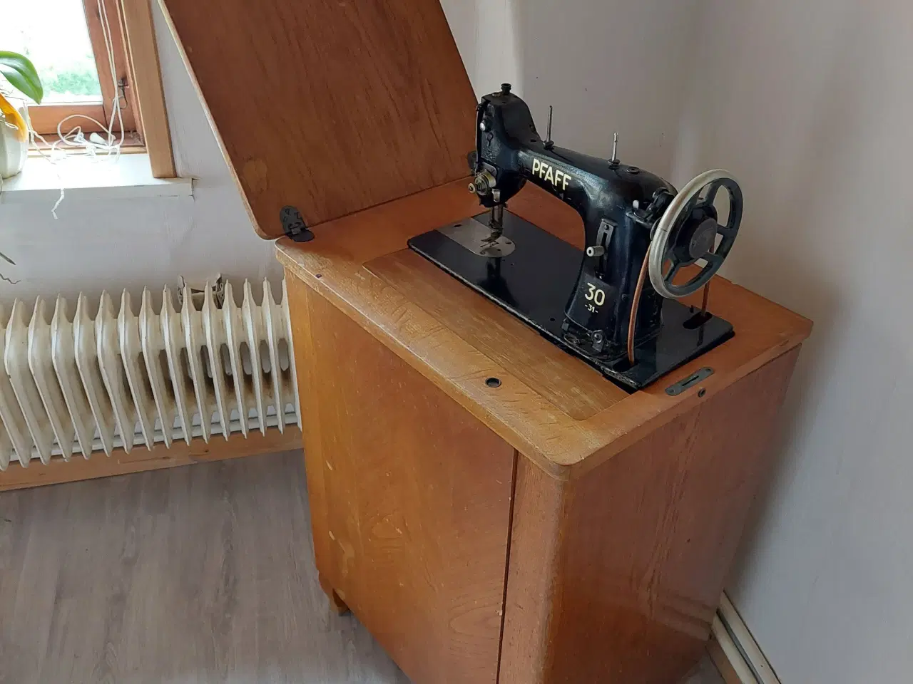 Billede 1 - Pfaff symaskine med bord