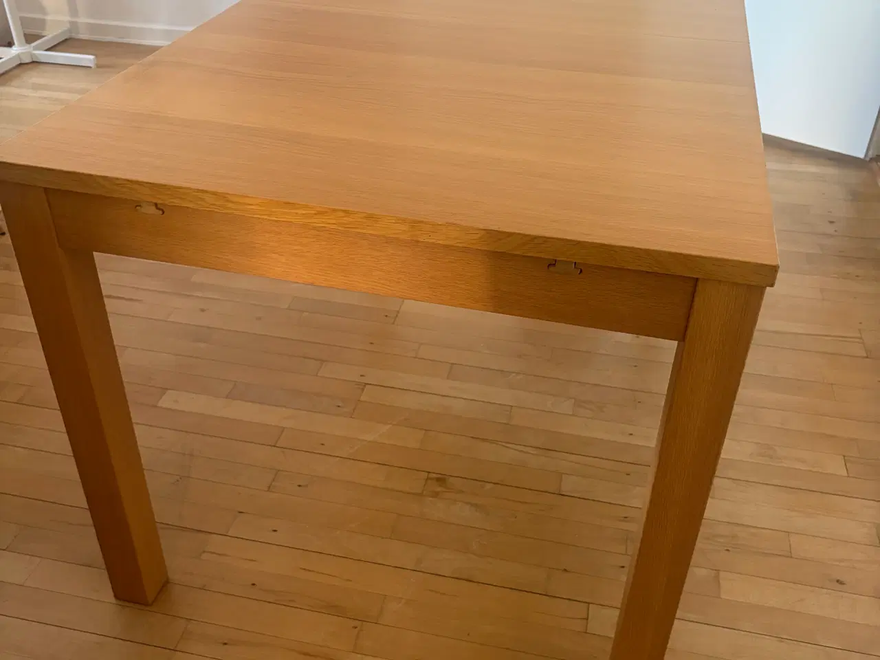 Billede 1 - Bjursta spisebord fra IKEA