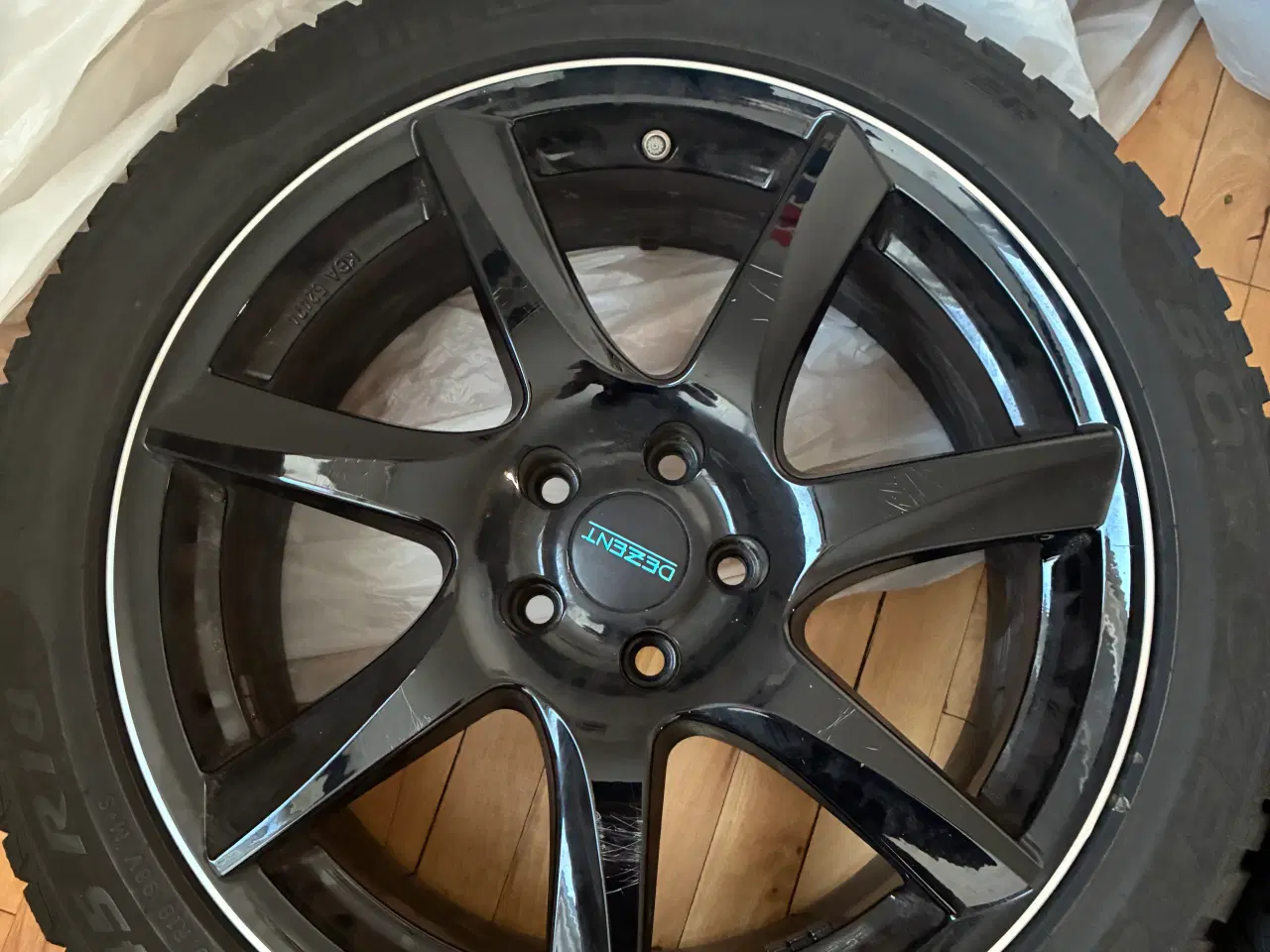 Billede 2 - Dezent TW Dark 18″ vinterhjul – 235/45 Pirelli dæk