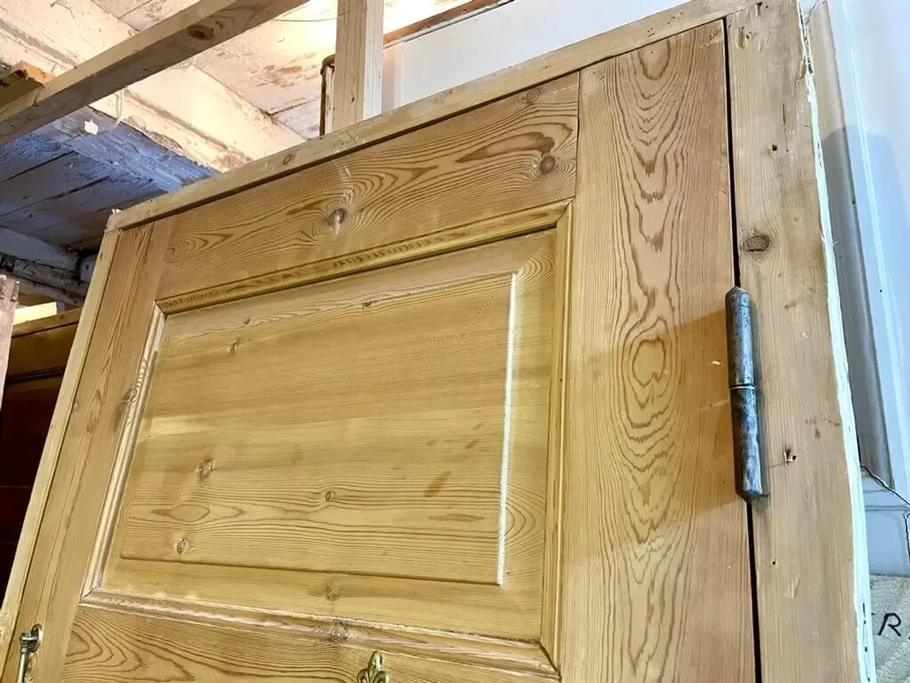 Billede 3 - Solid fyldningsdør i lavt og bredt mål m. karm