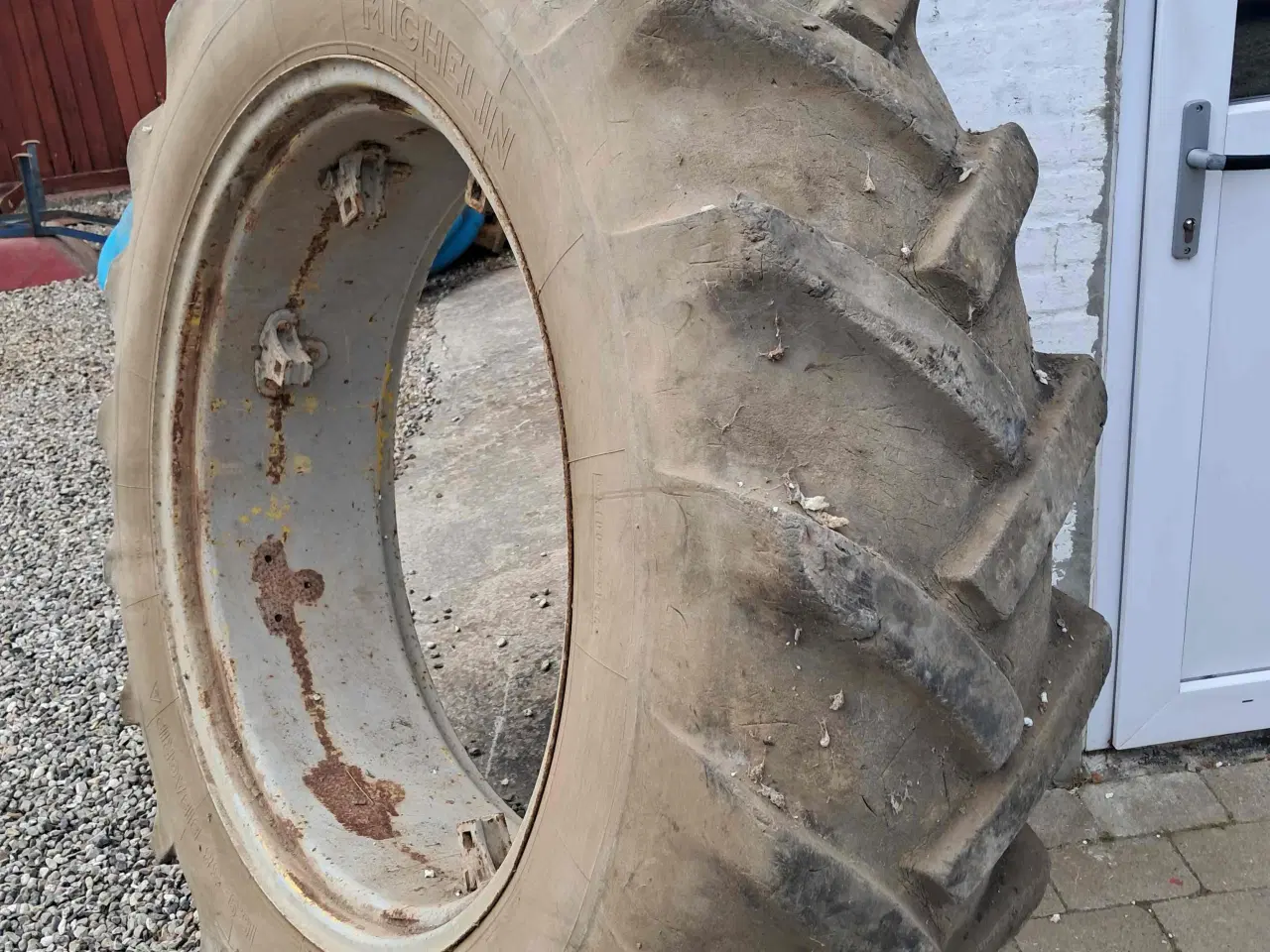 Billede 4 - Traktordæk 16.9 x 38 Michelin. 2. stk