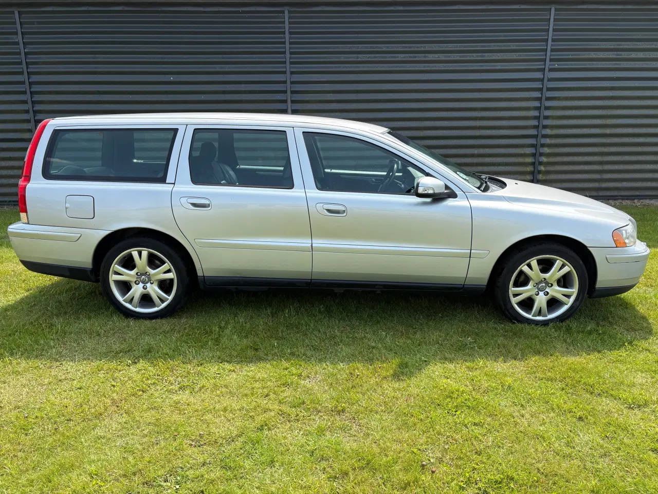 Billede 2 - Volvo V70 2,4 140 HK - Nysynet med lavt km-tal