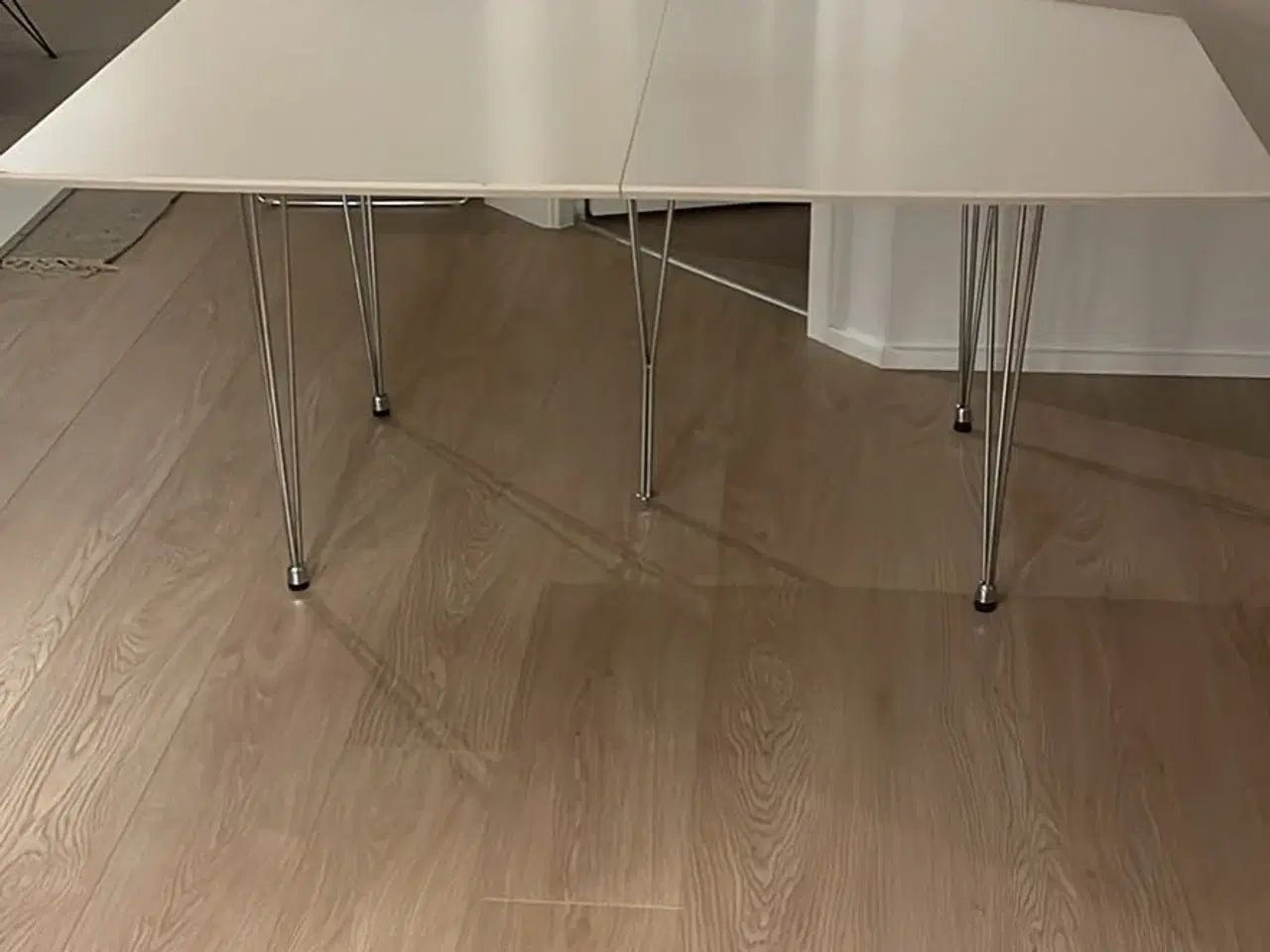 Billede 1 - Spisebord hvid med stålben