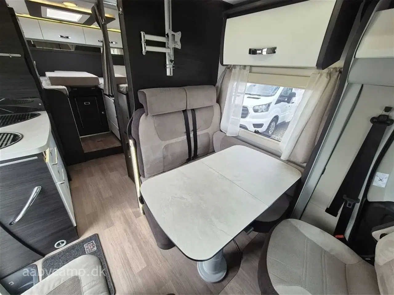 Billede 10 - 2022 - Benimar Mileo 261 NK   Automatgear. NK. pakke. varme på spildevands tanken. plisse i førehuset. solceller. lithium batterier. maxfann. clesana toilet. kompressor køleskab.