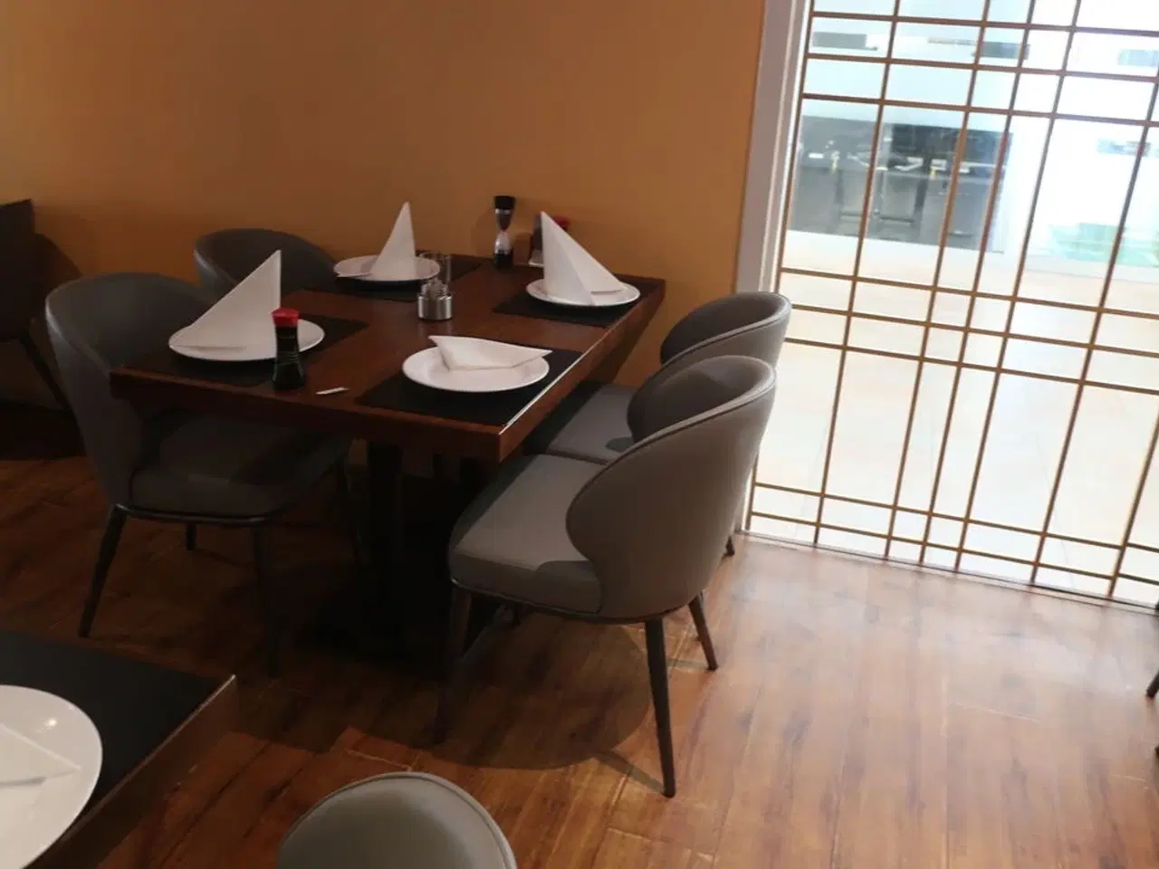 Billede 3 - 3 borde og 12 nye stole