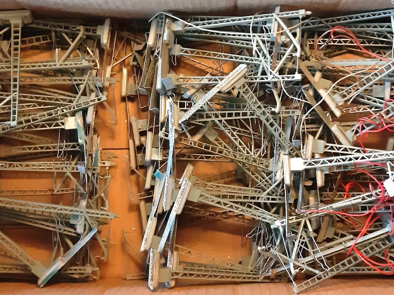 Billede 1 - Märklin, kæmpe lot luftledninger og standere.