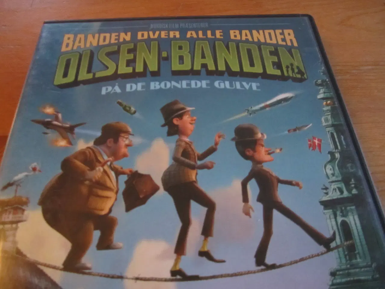 Billede 1 - OLSEN-BANDEN. På de bonede gulve.