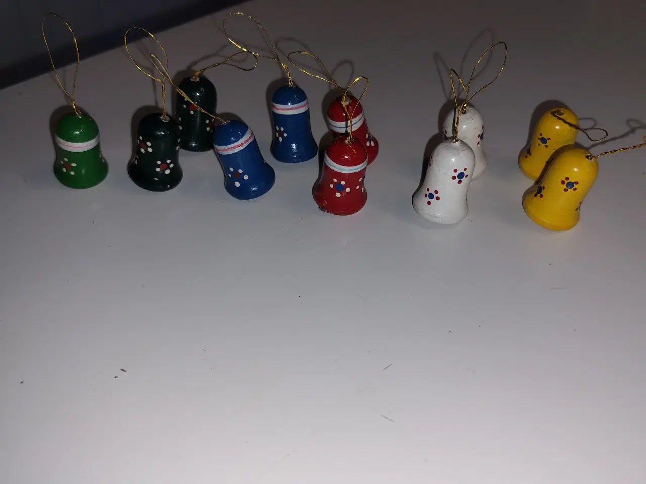 Billede 1 - Juletræs pynt i træ 11 stk juleklokker i træ ø 21 