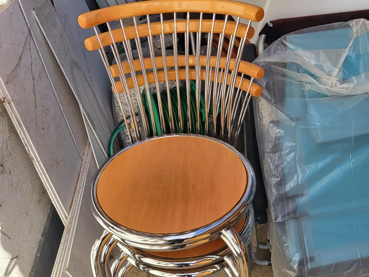 Billede 1 - spisebord med 4 stole. Ben i rustfrit stål