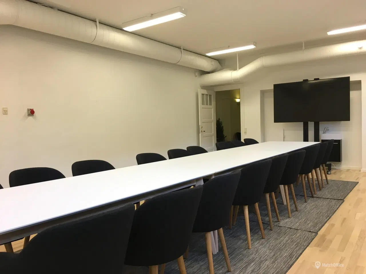 Billede 10 - Klinik- eller kontorlokale perfekt beliggenhed mod ejendommens gård. der sikrer et roligt og behageligt arbejdsmiljø.