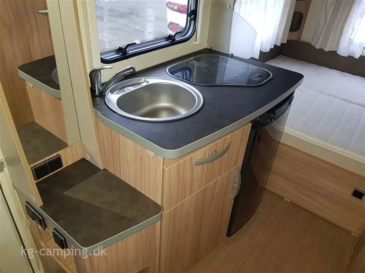 Billede 7 - 2021 - Eriba FEELING 425   Super velholdt hævetagsvogn med høj lasteevne og monteret med XT mover og Thule markise.