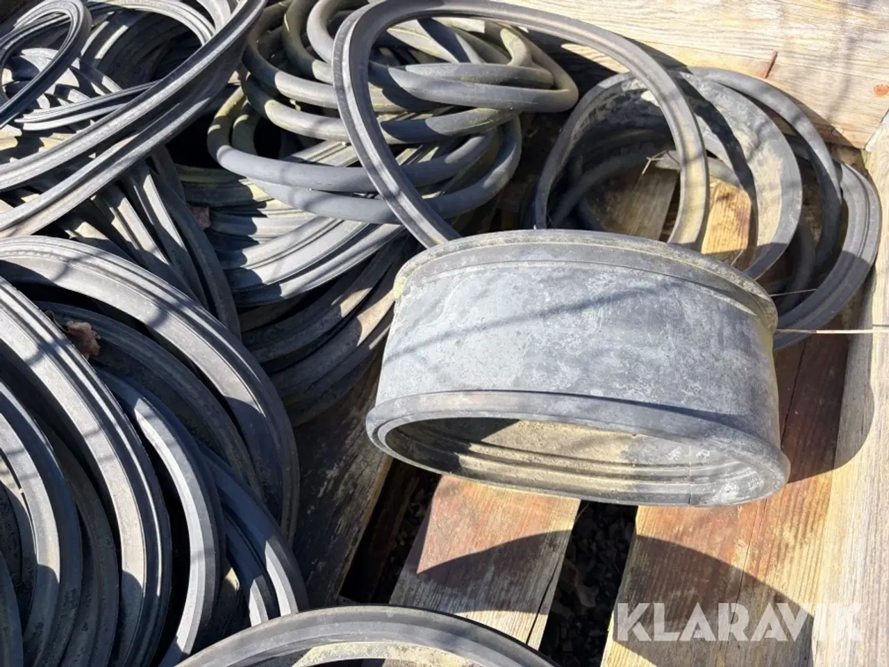 Billede 7 - Pvc fittings blandet lot 12 paller og en brønd