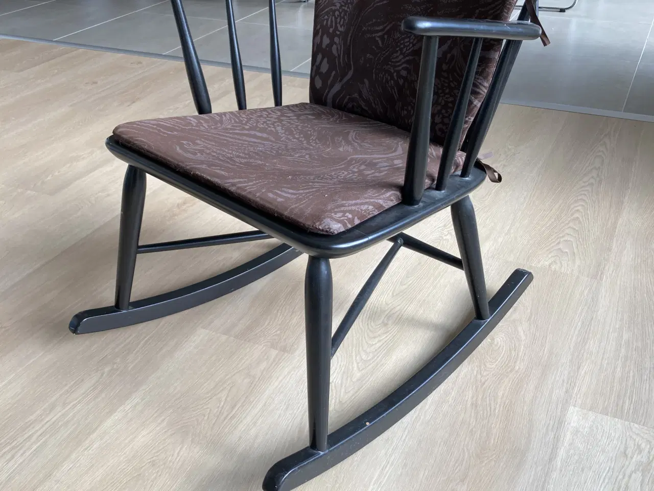 Billede 8 - Sortlakeret gyngestol