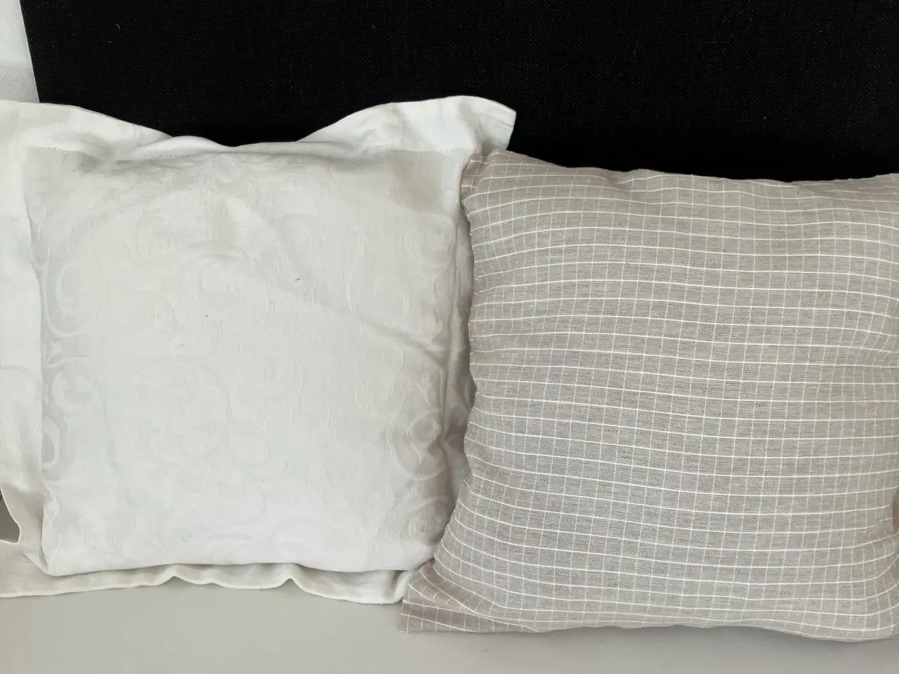 Billede 1 - 2 beige puder med lynlås og fjer