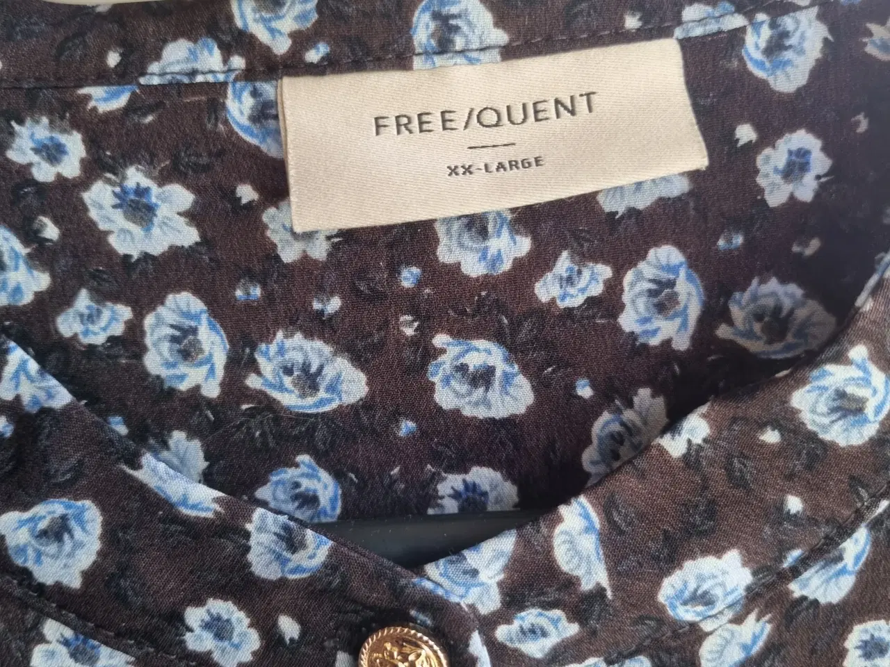 Billede 5 - Freequent bluse brun med blå blomster 