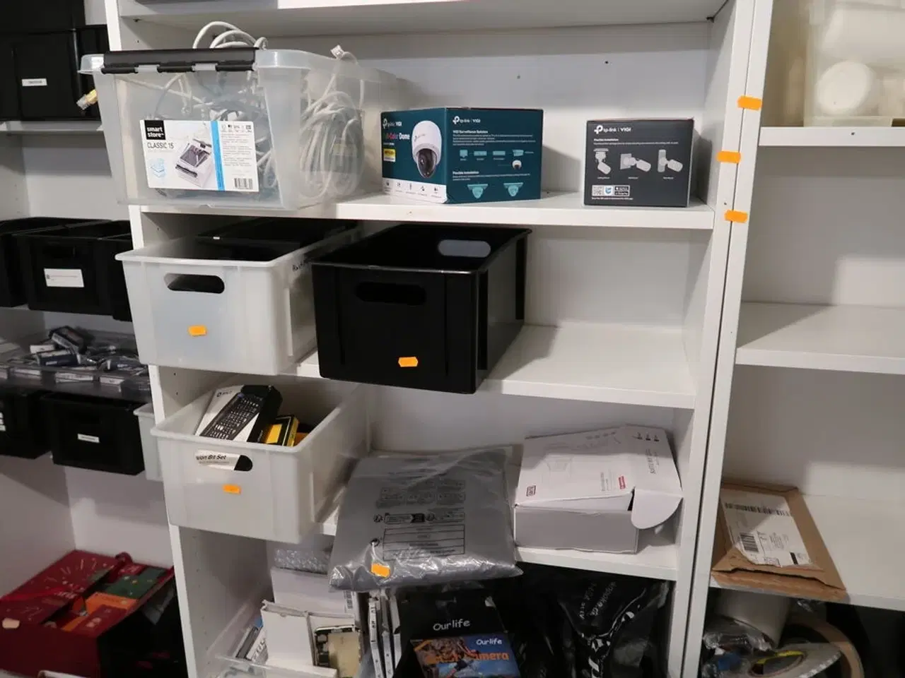 Billede 2 - 2 stk. reoler med indhold