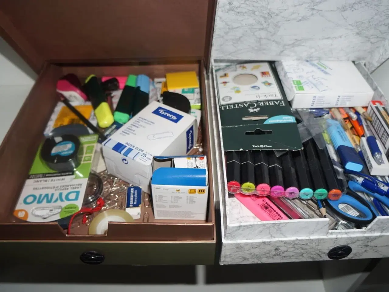 Billede 8 - Reol med indhold af diverse kontorartikler, m.v.