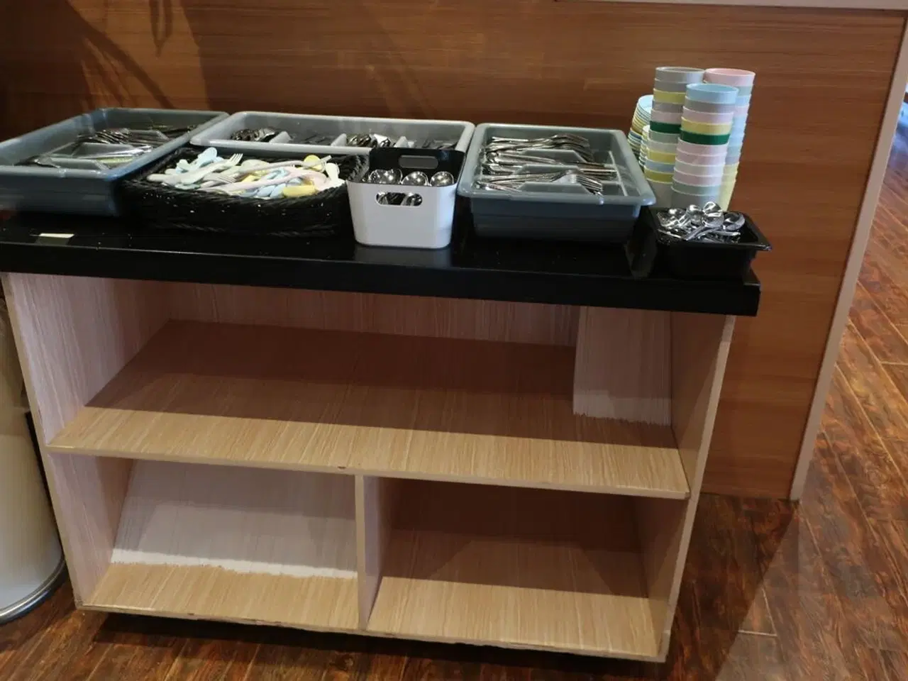 Billede 3 - Buffetbord og rullebord