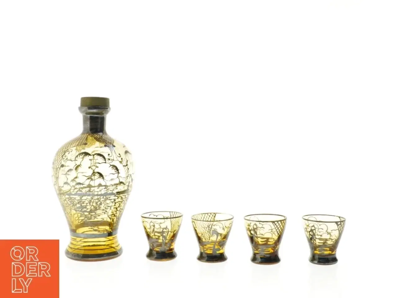 Billede 2 - Antik Sølvdekoreret Karaffel i ravfarvet glas med 4 drikkeglas (str. 18 cm)