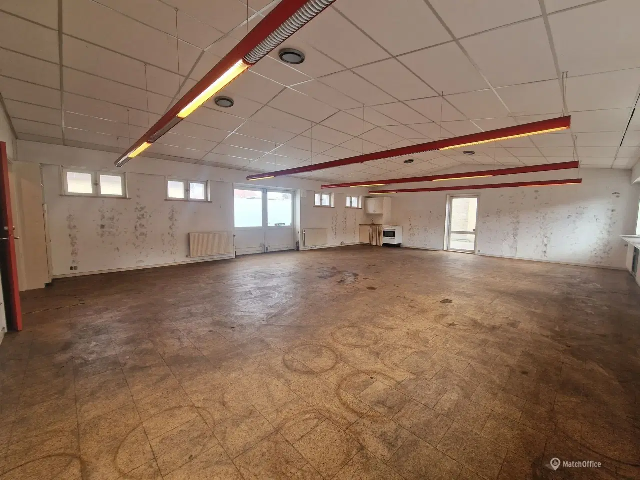 Billede 4 - 3 lejemål til lager. showroom, behandling, kontor m.m. Biladgang til lager –Skiltemulighed mod Grønnevej