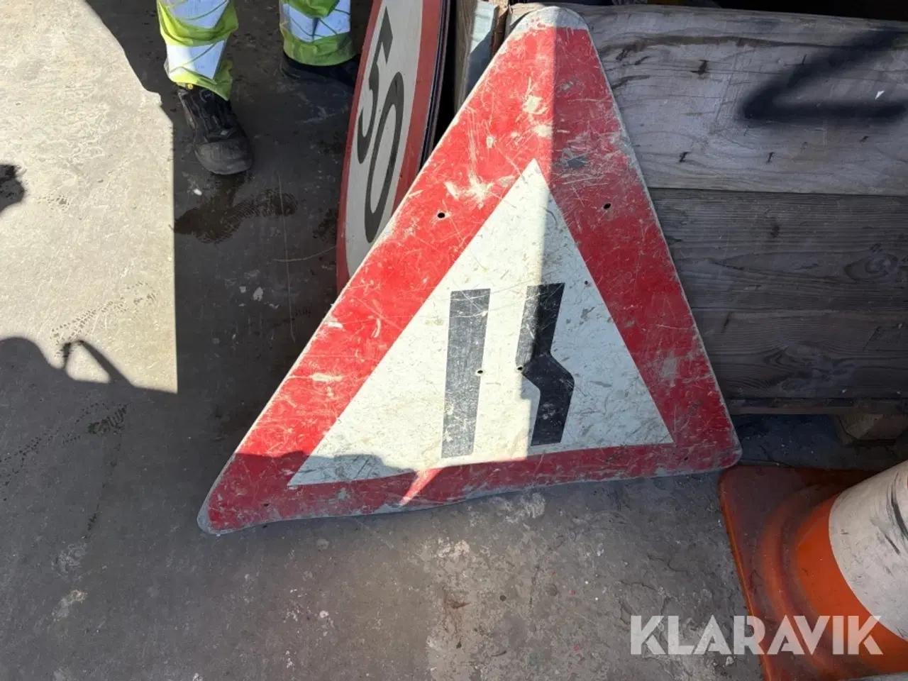 Billede 7 - Vejskilte og kantafmærkning blandet lot