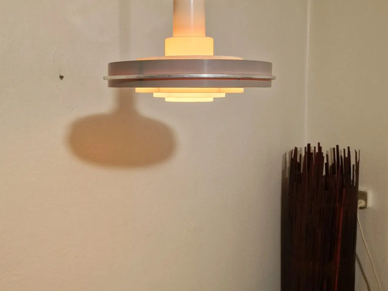 Billede 2 - Fed Space-Age pendel i plast fra 1970'erne.