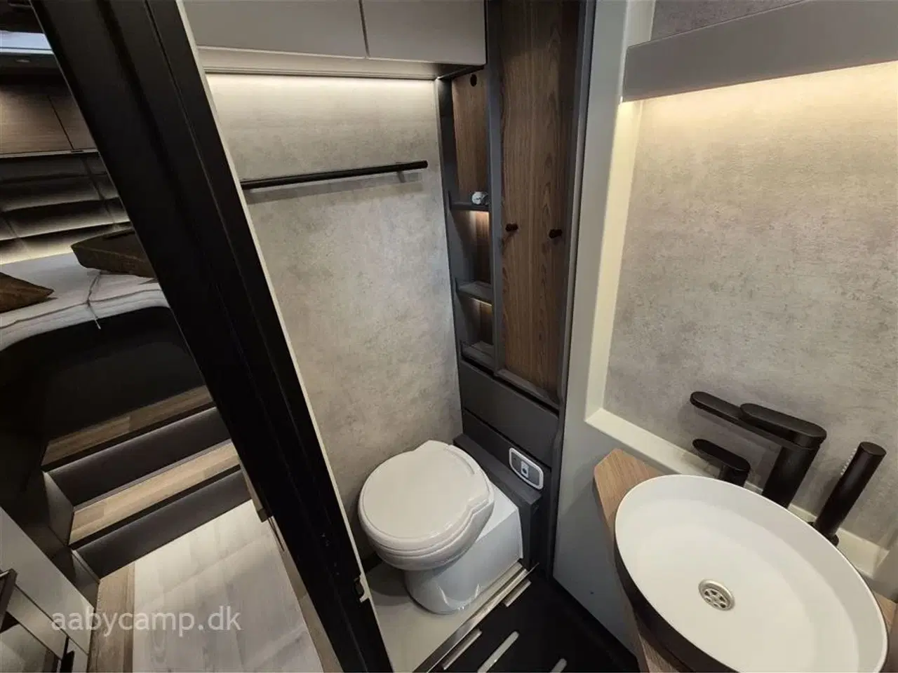 Billede 17 - 2025 - Niesmann+Bischoff Arto 78   solceller. 3x150 Ah lithium batterier. 3000w inverter. Elektrisk markise. Udv. gas/vand. Helårsdæk. 2x TV. Duo control. luft undervogn. Hydrauliske støtteben.