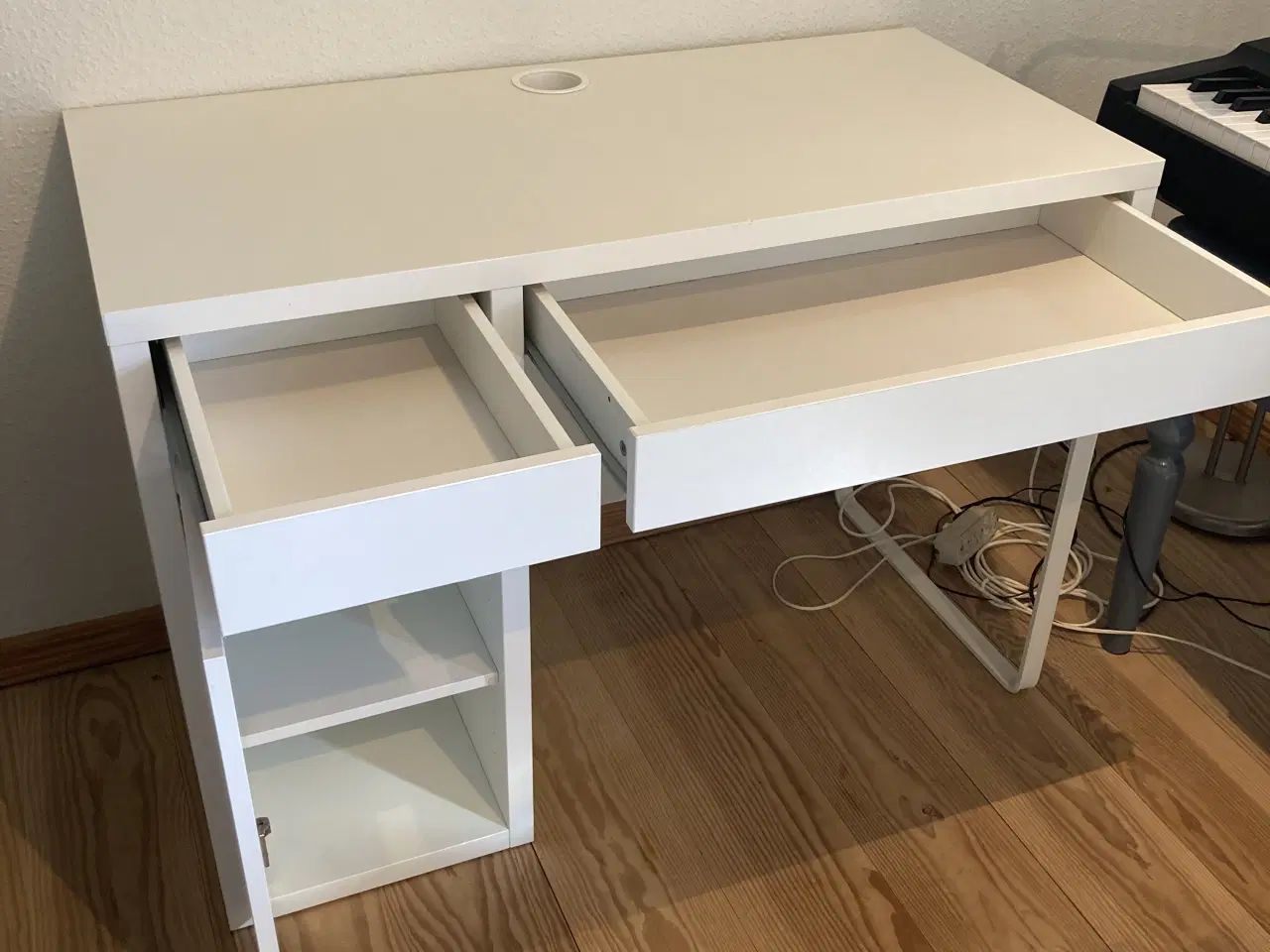 Billede 1 - IKEA skrivebord - MICKE i hvid