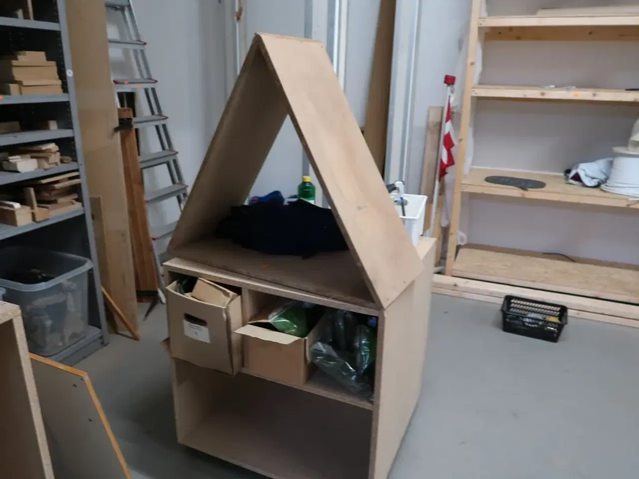 Billede 3 - Arbejdsborde/reoler med div. Varelager og værktøj