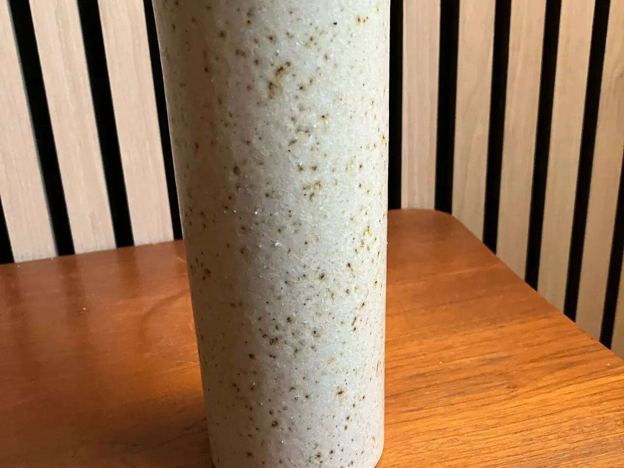 Billede 3 - Ravnild vase i høj, cylindrisk form