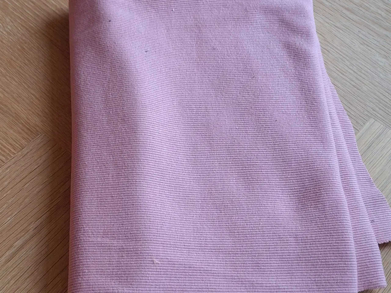 Billede 1 - Ribstrikket stof