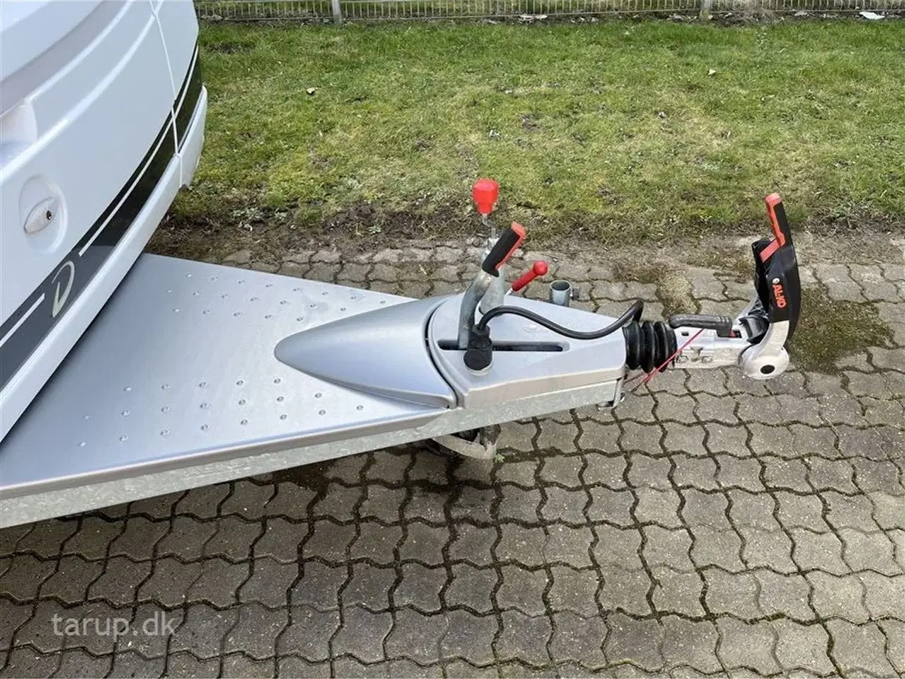 Billede 6 - 2020 - Dethleffs Nomad Snow 590 RF   Fortelt: Isabella Commodore, mover, ALDE centralvarme, vandbåren gulvvarme, rundsiddegruppe, tv-antenne, stort 140 l. køleskab m/ fryser,