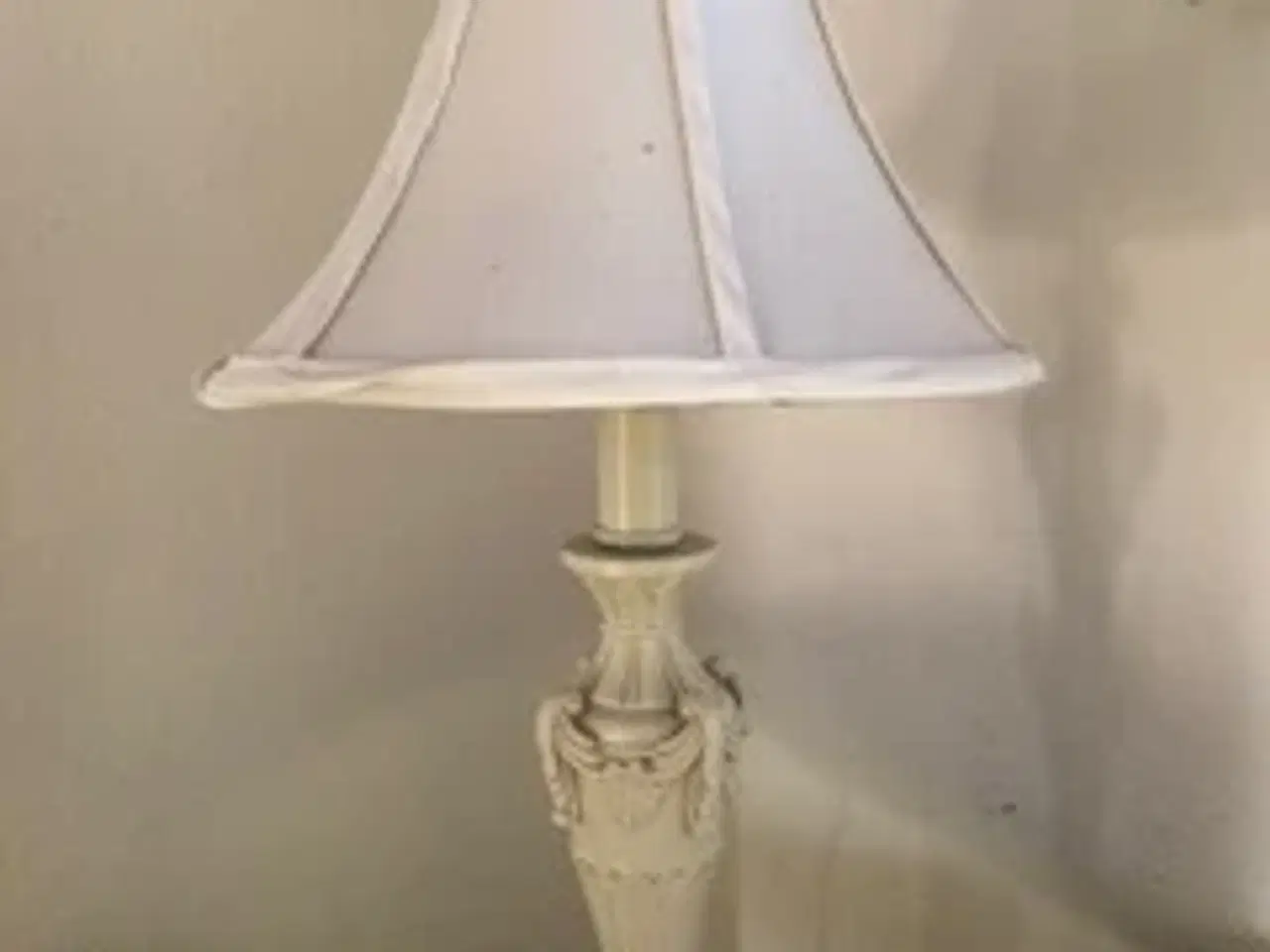 Billede 1 - Hvid bordlampe - metal