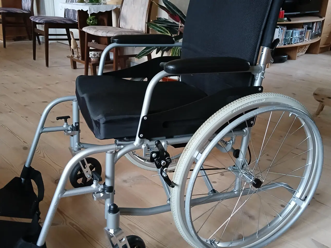 Billede 2 - Letvægts ActiumPlus-kørestol