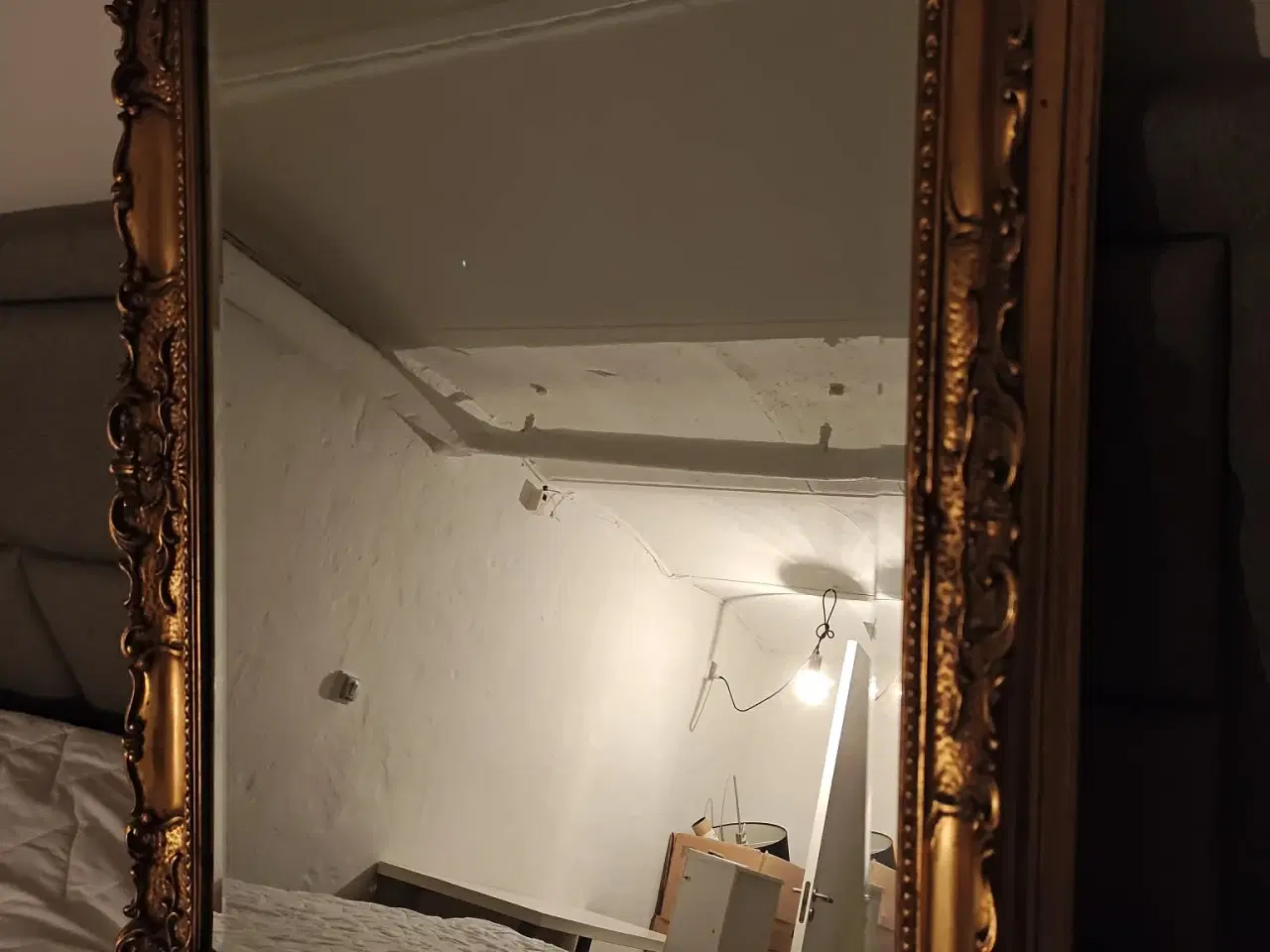 Billede 2 - Klassisk statement‑spejl i ornamenteret guldramme 