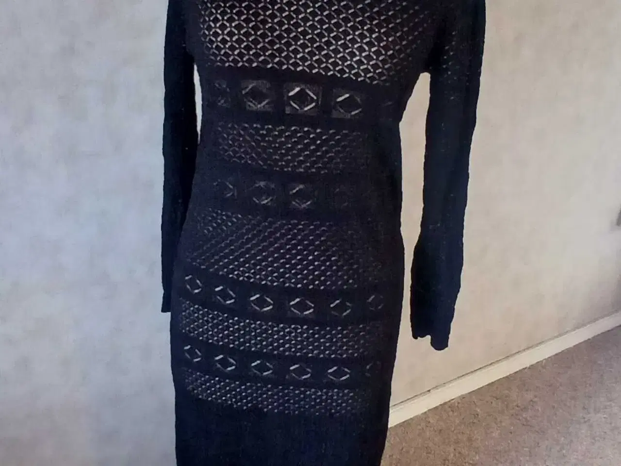 Billede 2 - Frakment sort kjole, størrelse S/M