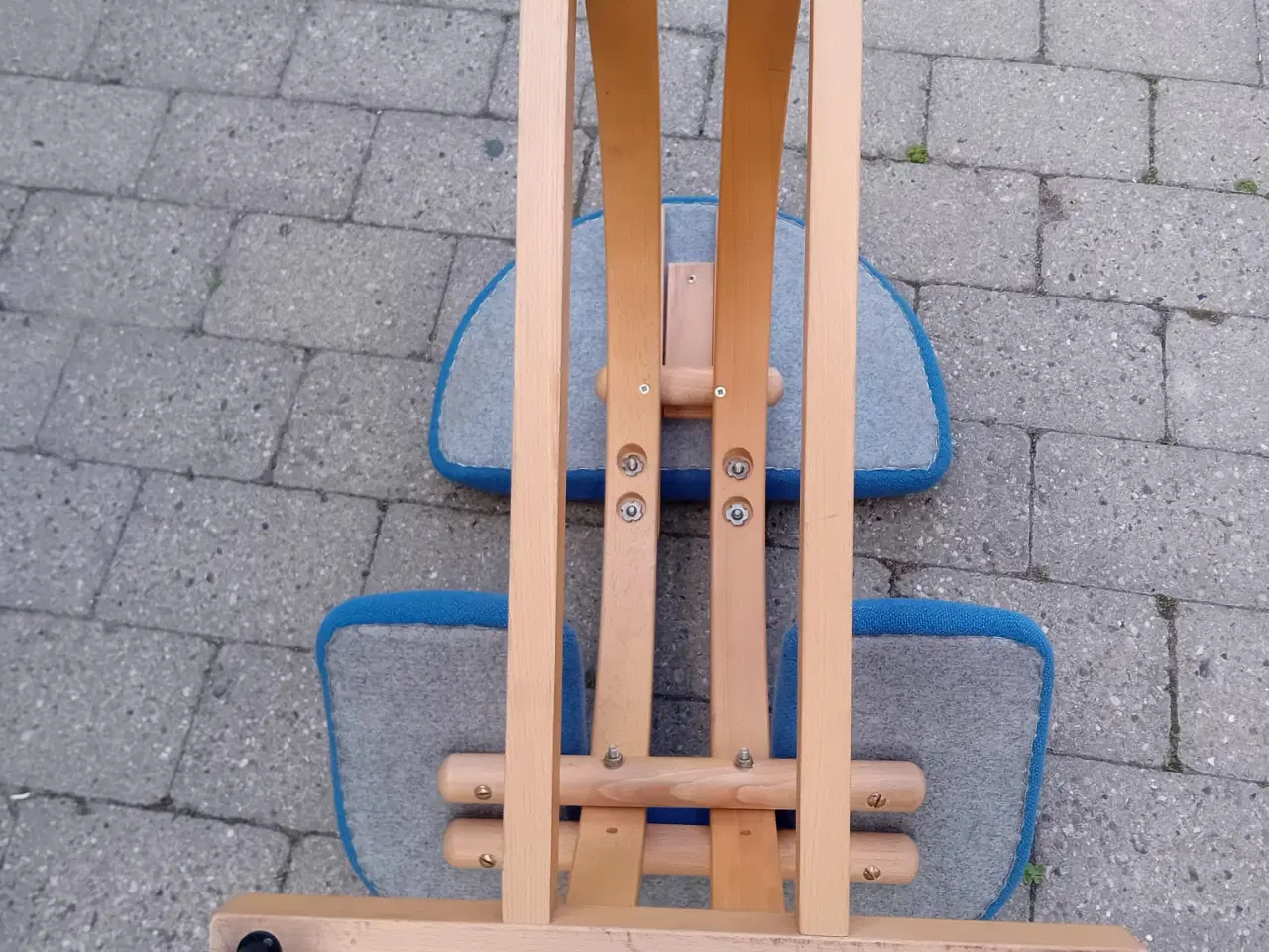 Billede 3 - Ergonomisk knæstol i flot farve.